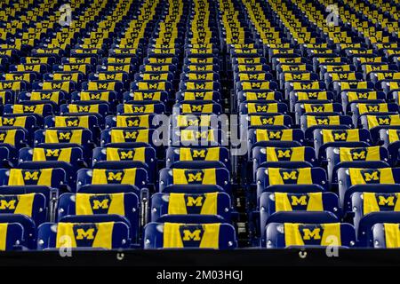 Indianapolis, Indiana, USA. 03.. Dezember 2022. Während der NCAA-Fußballspiele zwischen den Purdue Boilermakers und den Michigan Wolverines im Lucas Oil Stadium in Indianapolis, Indiana. John Mersits/CSM/Alamy Live News Stockfoto