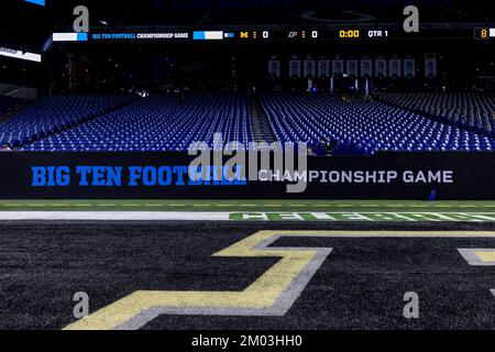 Indianapolis, Indiana, USA. 03.. Dezember 2022. Ein allgemeiner Blick auf den Sitzbereich während des NCAA-Fußballspiels zwischen den Purdue Boilermakers und den Michigan Wolverines im Lucas Oil Stadium in Indianapolis, Indiana. John Mersits/CSM/Alamy Live News Stockfoto