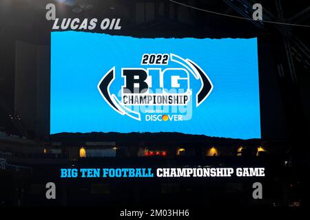 Indianapolis, Indiana, USA. 03.. Dezember 2022. Ein allgemeiner Überblick über die Videoplatine vor dem Spiel der NCAA-Fußballspiele zwischen den Purdue Boilermakers und den Michigan Wolverines im Lucas Oil Stadium in Indianapolis, Indiana. John Mersits/CSM/Alamy Live News Stockfoto