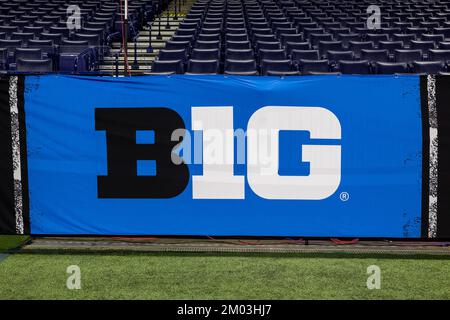 Indianapolis, Indiana, USA. 03.. Dezember 2022. Ein Big Ten-Logo während des Vorspiels der NCAA-Fußballspiele zwischen den Purdue Boilermakers und den Michigan Wolverines im Lucas Oil Stadium in Indianapolis, Indiana. John Mersits/CSM/Alamy Live News Stockfoto