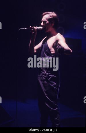 Englischer Musiker Peter Murphy tritt im Ventura Theater, Ventura CA, 1988 auf Stockfoto