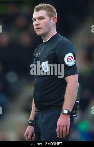 Nailsworth, Großbritannien. 03.. Dezember 2022. Schiedsrichter James Oldham während des Spiels der Sky Bet League 1 Forest Green Rovers gegen Cambridge United im New Lawn, Nailsworth, Großbritannien, 3.. Dezember 2022 (Foto von Gareth Evans/News Images) in Nailsworth, Großbritannien, am 12./3. Dezember 2022. (Foto: Gareth Evans/News Images/Sipa USA) Guthaben: SIPA USA/Alamy Live News Stockfoto