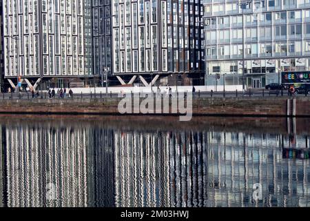 Neue Wohn- und Bürogebäude im Wasser, die Uferpromenade am Royal Albert Dock, Liverpool Liverpool Docks UK Stockfoto