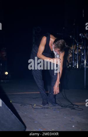 Englischer Musiker Peter Murphy tritt im Ventura Theater, Ventura CA, 1988 auf Stockfoto