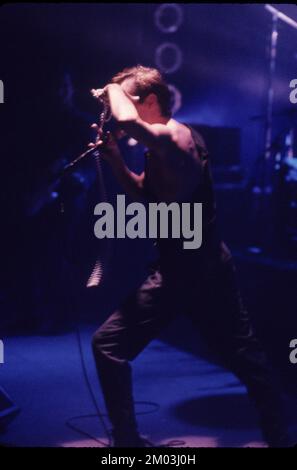 Englischer Musiker Peter Murphy tritt im Ventura Theater, Ventura CA, 1988 auf Stockfoto