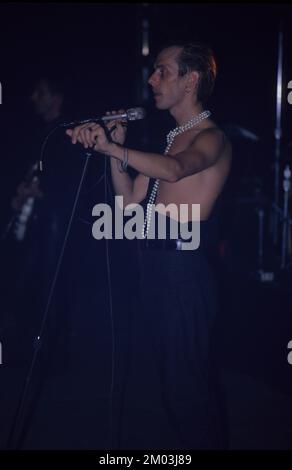 Englischer Musiker Peter Murphy tritt im Ventura Theater, Ventura CA, 1988 auf Stockfoto