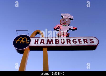 Vintage-Neonschild für die McDonalds in Downey, CA. Mit dem Originalmaskottchen Speedee. Stockfoto