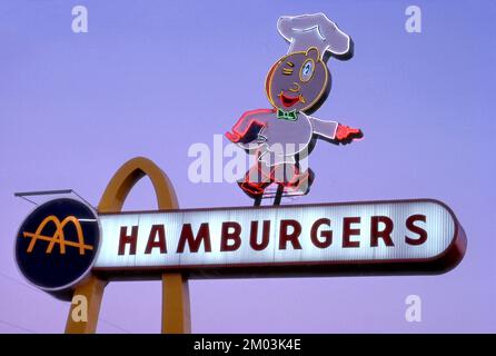 Vintage-Neonschild für die McDonalds in Downey, CA. Mit dem Originalmaskottchen Speedee. Stockfoto