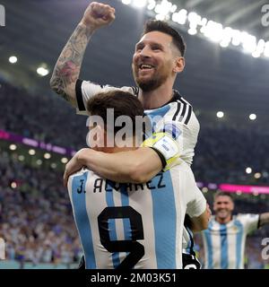 Al-Rayyan, Katar. 3.. Dezember 2022. Argentiniens LIONEL MESSI (TOP) feiert mit Teamkollege JULIAN ALVAREZ, nachdem er 2:1 bei einem Spiel der Weltmeisterschaft 2022 in der 16. Runde im Ahmad bin Ali Stadium gegen Australien gewonnen hat. (Kreditbild: © Seshadri Sukumar/ZUMA Press Wire) Kredit: ZUMA Press, Inc./Alamy Live News Stockfoto