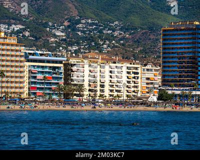 Hotels am 5 km langen Strand von Fuengirola an der Costa del Sol in Spanien Stockfoto