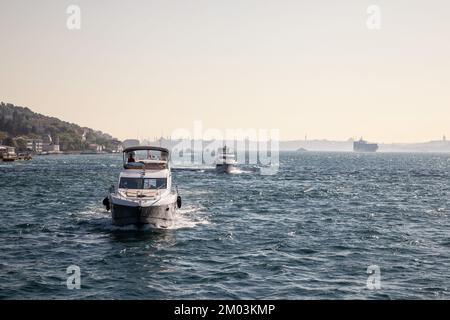 Foto des Bosporus direkt in Istanbul, Türkei, mit Luxusyachten. Stockfoto