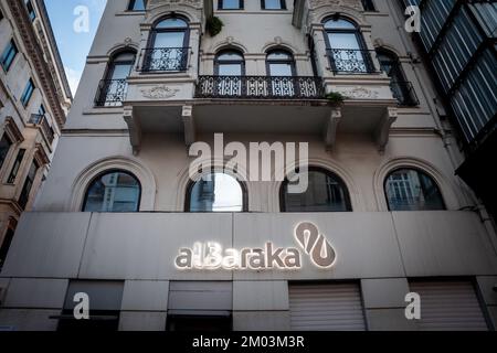 Foto eines Schildes mit dem Logo von Albaraka vor der lokalen Bank in Istanbul, Türkei. Albaraka Türk Katılım Bankası A.Ş. Wurde in gegründet Stockfoto