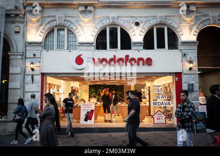 Bild eines Geschäfts mit dem Logo von Vodafine in Istanbul, Türkei. Vodafone Group plc ist ein britisches multinationales Telekommunikationsunternehmen. Sein Regist Stockfoto