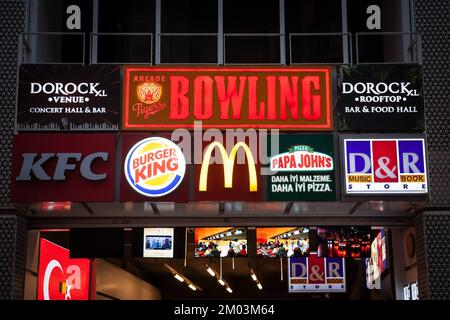 Bild des berühmten amerikanischen Fast-Food-Markenlogos in einem Einkaufszentrum in Istanbul, Türkei. Stockfoto