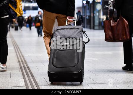 Streik bei der SNCF, 60 % des TGV werden dieses Wochenende abgesagt. Abbildung zeigt Personen, die ihre Koffer (Gepäck, Koffer) vor einer Reise (Urlaub) am Bahnhof Gare Montparnasse in Paris, Frankreich, am 2. Dezember 2022 mit sich führen. Foto von Victor Joly/ABACAPRESS.COM Stockfoto