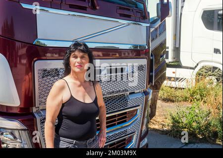 Der Fahrer steht vor ihrem Truck Stockfoto