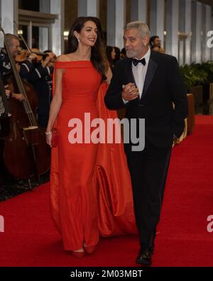 Washington DC, USA. 03.. Dezember 2022. George Clooney und seine Frau Amal kommen am Samstag, den 3. Dezember 2022, zum offiziellen Künstleressen zu Ehren der Empfänger der 45. Annual Kennedy Center Honors im Außenministerium von Washington, DC. Kredit: MediaPunch Inc/Alamy Live News Stockfoto