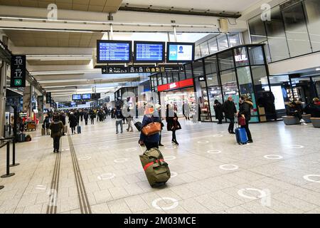 Streik bei der SNCF, 60 % des TGV werden dieses Wochenende abgesagt. Abbildung zeigt Personen, die ihre Koffer (Gepäck, Koffer) vor einer Reise (Urlaub) am Bahnhof Gare Montparnasse in Paris, Frankreich, am 2. Dezember 2022 mit sich führen. Foto von Victor Joly/ABACAPRESS.COM Stockfoto