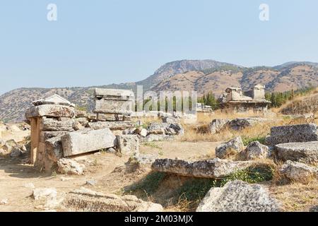 Die riesige Nekropole von Hierapolis über Pamukkale Stockfoto