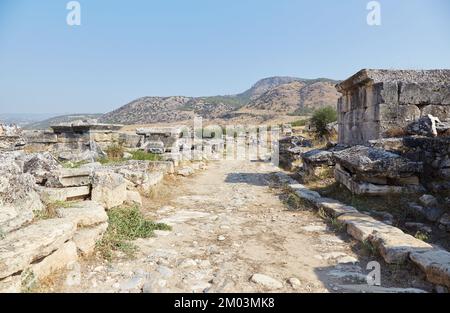 Die riesige Nekropole von Hierapolis über Pamukkale Stockfoto