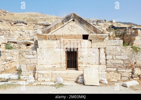 Die riesige Nekropole von Hierapolis über Pamukkale Stockfoto