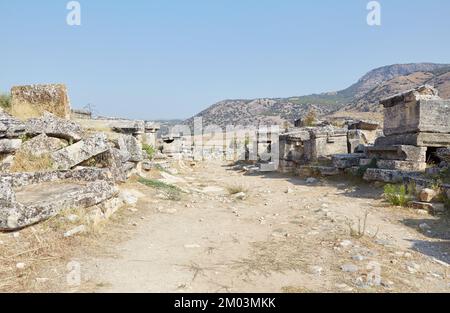 Die riesige Nekropole von Hierapolis über Pamukkale Stockfoto