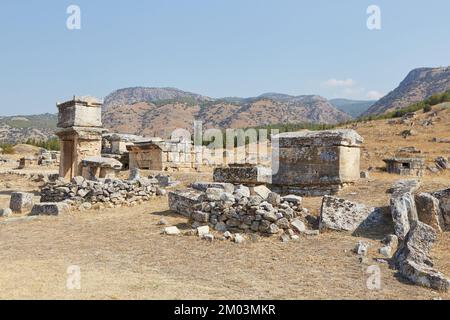 Die riesige Nekropole von Hierapolis über Pamukkale Stockfoto