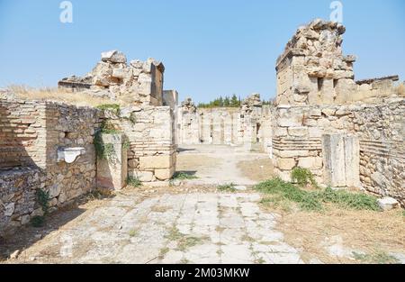 Die riesige Nekropole von Hierapolis über Pamukkale Stockfoto