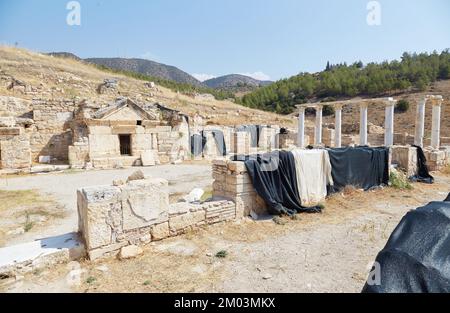 Die riesige Nekropole von Hierapolis über Pamukkale Stockfoto