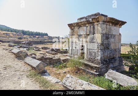 Die riesige Nekropole von Hierapolis über Pamukkale Stockfoto