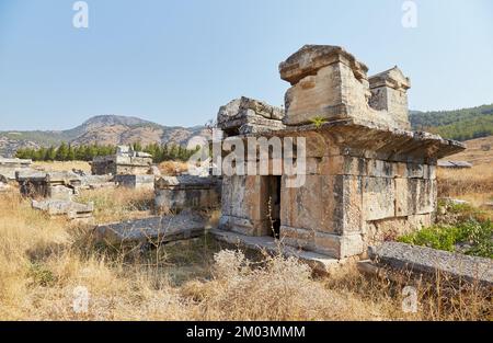 Die riesige Nekropole von Hierapolis über Pamukkale Stockfoto