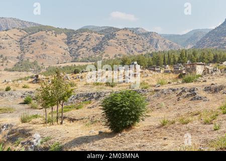 Die riesige Nekropole von Hierapolis über Pamukkale Stockfoto