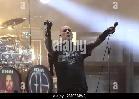 Toluca, Mexiko. 2.. Dezember 2022. Phil Anselmo, Leadsänger der amerikanischen Groove Metal Band Pantera, tritt auf der Bühne während der˜Hell and Heaven Metal Fes't im Pegasus Forum auf. Am 2. Dezember 2022 in Toluca, Mexiko. (Kreditbild: © Ismael Rosas/Eyepix via ZUMA Press Wire) Stockfoto