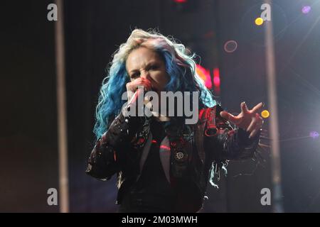 2. Dezember 2022, Toluca, Mexiko: Alissa White-Gluz Leadsängerin der schwedischen Death Metal Band Arch Enemy tritt auf der Bühne während der „Hell and Heaven Metal Fes“ im Pegasus Forum auf. Am 2. Dezember 2022 in Toluca, Mexiko. (Foto: Ismael Rosas/Eyepix Group) Stockfoto