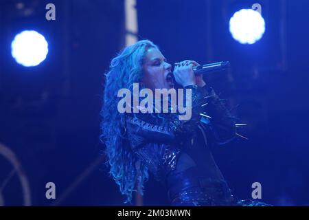 2. Dezember 2022, Toluca, Mexiko: Alissa White-Gluz Leadsängerin der schwedischen Death Metal Band Arch Enemy tritt auf der Bühne während der „Hell and Heaven Metal Fes“ im Pegasus Forum auf. Am 2. Dezember 2022 in Toluca, Mexiko. (Foto: Ismael Rosas/Eyepix Group) Stockfoto