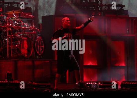 Toluca, Mexiko. 2.. Dezember 2022. Phil Anselmo, Leadsänger der amerikanischen Groove Metal Band Pantera, tritt auf der Bühne während der˜Hell and Heaven Metal Fes't im Pegasus Forum auf. Am 2. Dezember 2022 in Toluca, Mexiko. (Kreditbild: © Ismael Rosas/Eyepix via ZUMA Press Wire) Stockfoto