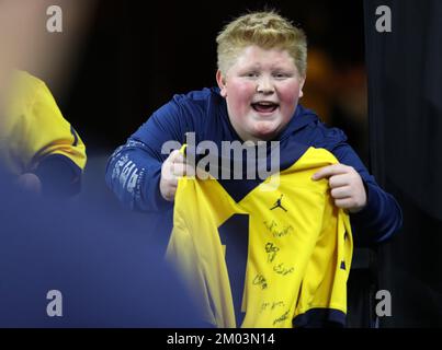 Indianapolis, Usa. 03.. Dezember 2022. Ein junger Fan von Michigan Wolverines bittet Spieler um Autogramme, bevor das Big Ten Championship-Spiel gegen die Purdue Boilermakers in Indianapolis, Indiana, am Samstag, den 3. Dezember 2022 beginnt. Foto: Aaron Josefczyk/UPI Credit: UPI/Alamy Live News Stockfoto