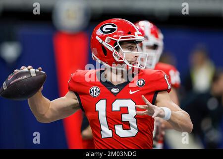 Atlanta, USA. 03.. Dezember 2022. Georgia Bulldogs Quarterback Stetson Bennett (13) wärmt sich auf, bevor es am Samstag, den 3. Dezember 2022, im Mercedes-Benz Stadium in Atlanta zu den LSU Tigers für das SEC Championship Game geht. (Foto: Jason Getz/The Atlanta Journal-Constitution/TNS/Sipa USA) Guthaben: SIPA USA/Alamy Live News Stockfoto