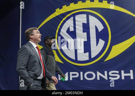 Atlanta, USA. 03.. Dezember 2022. Georgia Bulldogs Cheftrainer Kirby Smart betritt das Mercedes-Benz Stadion für das SEC Championship Game gegen die LSU Tigers in Atlanta am Samstag, den 3. Dezember 2022. (Foto: Jason Getz/The Atlanta Journal-Constitution/TNS/Sipa USA) Guthaben: SIPA USA/Alamy Live News Stockfoto