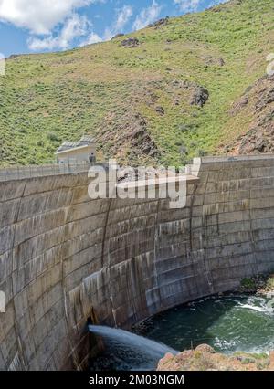Ein Wasserstrahl fließt aus der Betonwand des Wild Horse Dam nördlich von Elko in Nevada, USA Stockfoto
