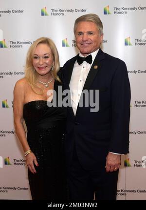 Der Vertreter der Vereinigten Staaten Michael McCaul (Republikaner von Texas) und seine Frau Linda kommen am Samstag, den 3. Dezember 2022, zum offiziellen Künstleressen zu Ehren der Empfänger der 45. Annual Kennedy Center Honors im Außenministerium von Washington, DC. Die 2022 Auszeichnungen sind: Schauspieler und Filmemacher George Clooney, zeitgenössischer Christensänger und Pop-Sänger und Songwriter Amy Grant, legendärer Sänger von Soul, Gospel, R&B und Pop Gladys Knight, in Kuba geborener amerikanischer Komponist, Dirigent und Pädagogen Tania León sowie die ikonische Rockband U2, bestehend aus den Bandmitgliedern Bono, The Edge, Adam Clayton Stockfoto