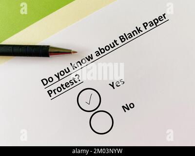 Eine Person beantwortet die Frage nach Protest und sozialer Bewegung. Er weiß von dem Protest auf Blankopapier. Stockfoto