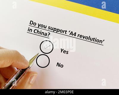Eine Person beantwortet die Frage nach Protest und sozialer Bewegung. Er unterstützt die Revolution von A4 in china. Stockfoto