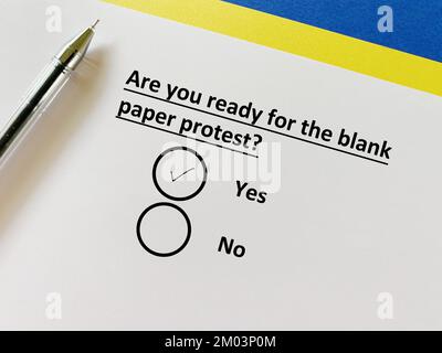 Eine Person beantwortet die Frage nach Protest und sozialer Bewegung. Er ist bereit für den Protest. Stockfoto