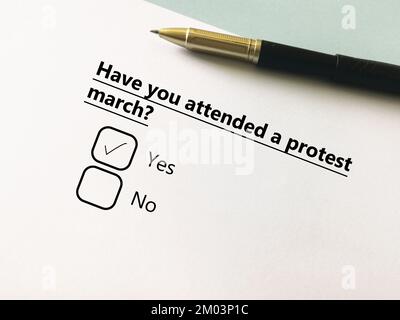 Eine Person beantwortet die Frage nach Protest und sozialer Bewegung. Er hat an einem protestmarsch teilgenommen. Stockfoto