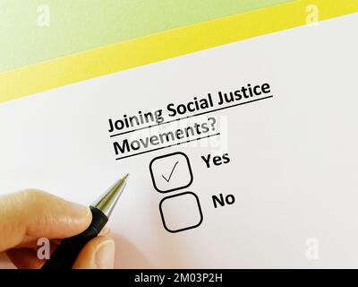 Eine Person beantwortet die Frage nach Protest und sozialer Bewegung. Er tritt der sozialen Gerechtigkeit bei. Stockfoto