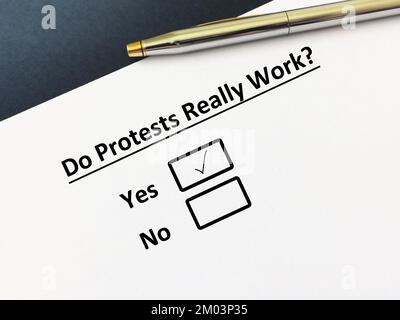 Eine Person beantwortet die Frage nach Protest und sozialer Bewegung. Er denkt, Proteste funktionieren wirklich. Stockfoto