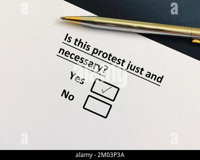 Eine Person beantwortet die Frage nach Protest und sozialer Bewegung. Er hält Protest für gerecht und notwendig. Stockfoto