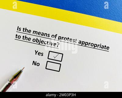 Eine Person beantwortet die Frage nach Protest und sozialer Bewegung. Er ist der Ansicht, dass die Mittel des Protests dem Ziel angemessen sind. Stockfoto