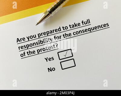 Eine Person beantwortet die Frage nach Protest und sozialer Bewegung. Er ist bereit, die volle Verantwortung für die Folgen des Protests zu übernehmen. Stockfoto